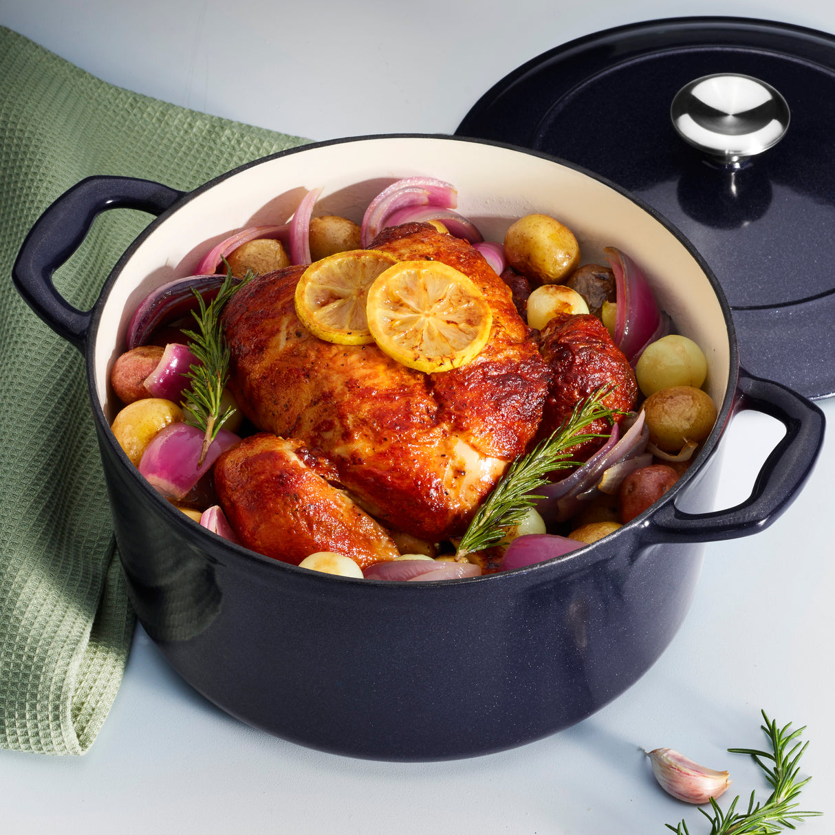 80131/038DS - 5.5 QT COVERED ROUND DUTCH OVEN - CAST IRON - S1000 - PE - DARK BLUE - SS KNOB - GOURMET
