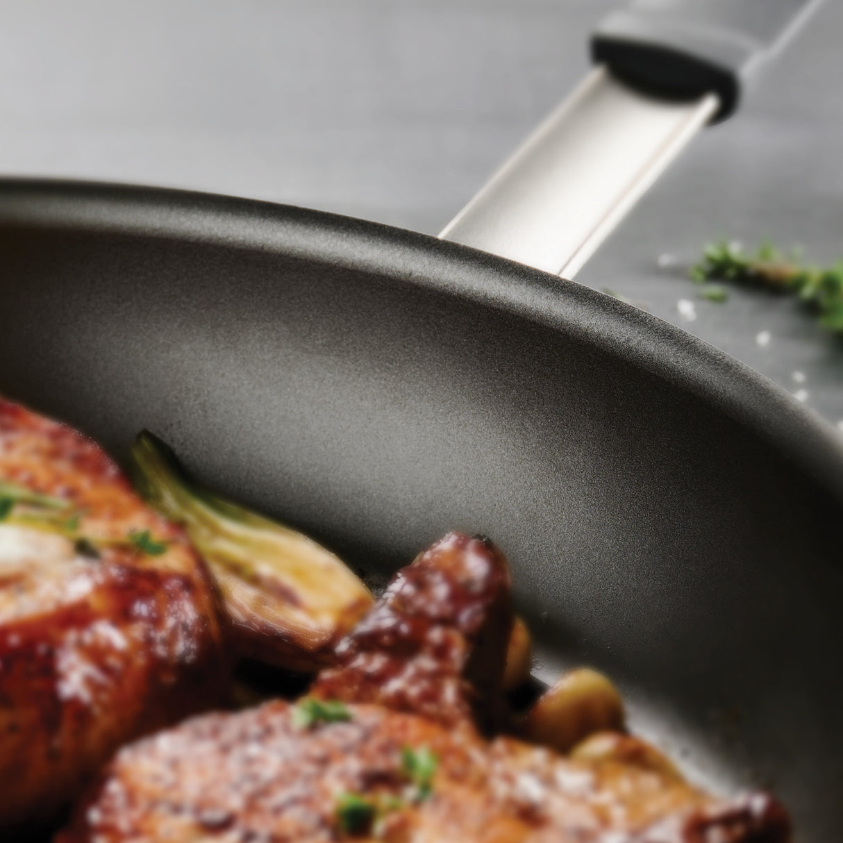 Friteuse professionnelle antiadhésive en aluminium de 5,5 litres avec couvercle Fusion - Satin